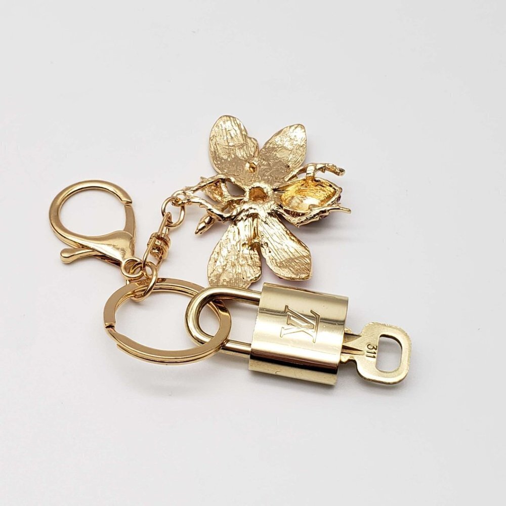 LV Authentic Gold Lock & Key 🔑 Luxury Bag Charm w/ Unbranded Keychain - Picture 6 of 8